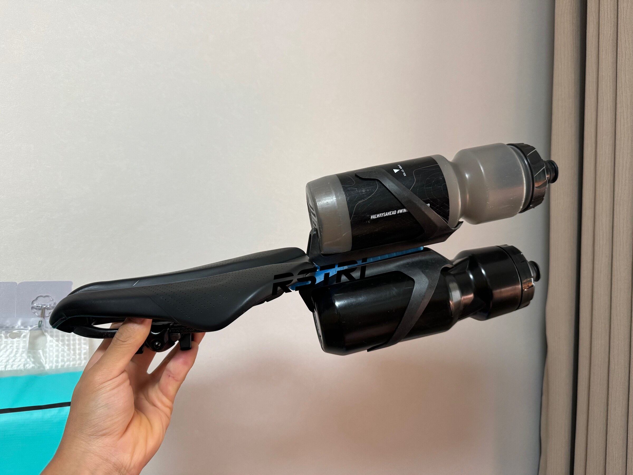 Specialized S-Works Sitero サドル · 縦配置の2本 — 側面の装着例