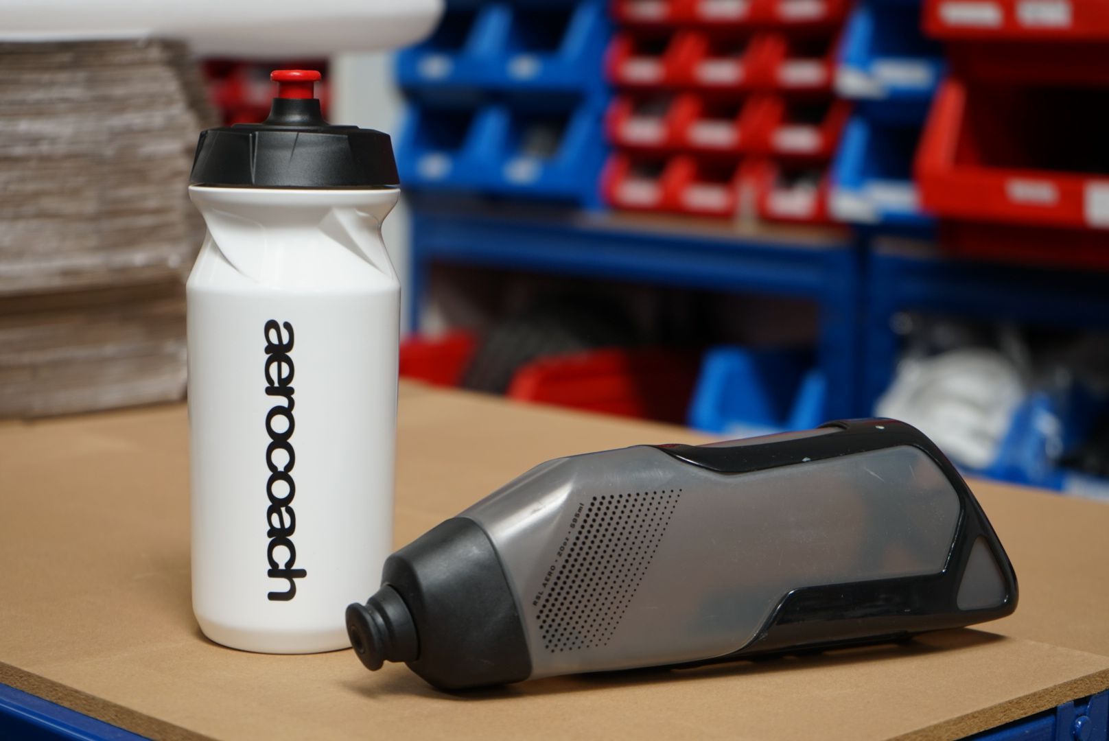 2026 年测试中的圆水壶与气动水壶。 Source: AeroCoach — Road bike aero bottle testing (2026).