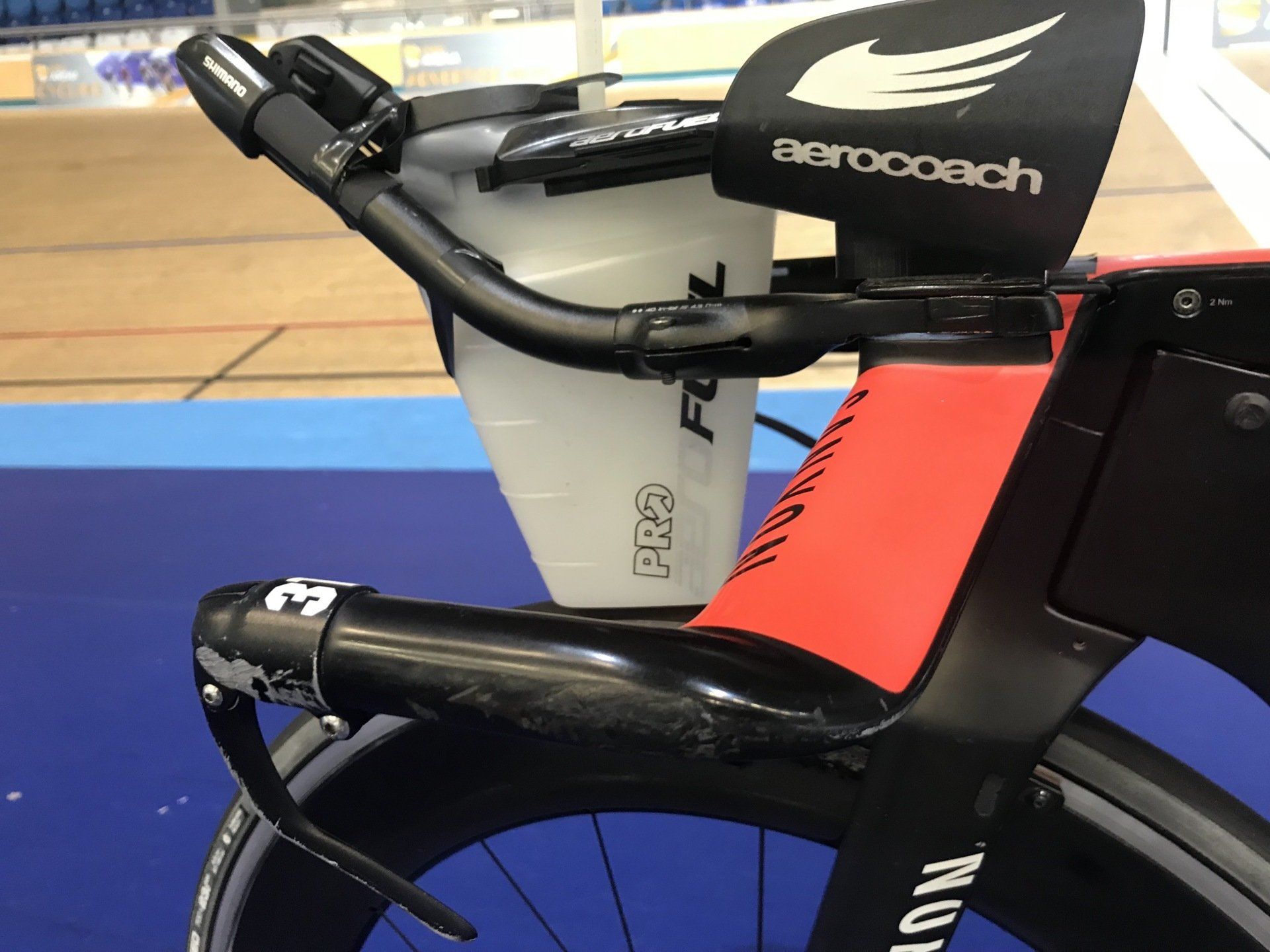 Pro AeroFuel 前臂间补水系统与吸管。 Source: AeroCoach — Water bottle aero testing (2020).
