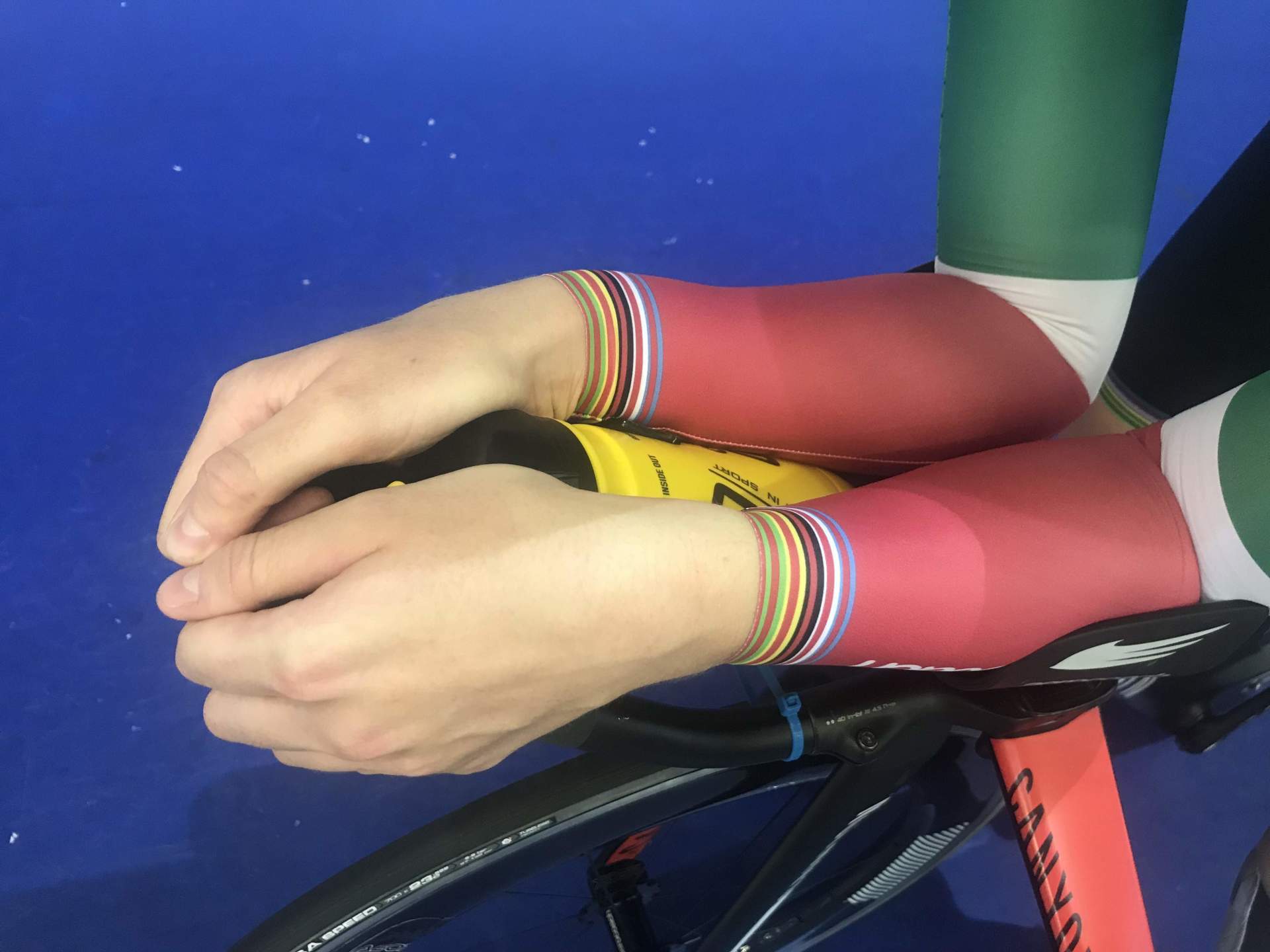 Jessica 前臂间的 500 ml 圆水壶。 Source: AeroCoach — Water bottle aero testing (2020).