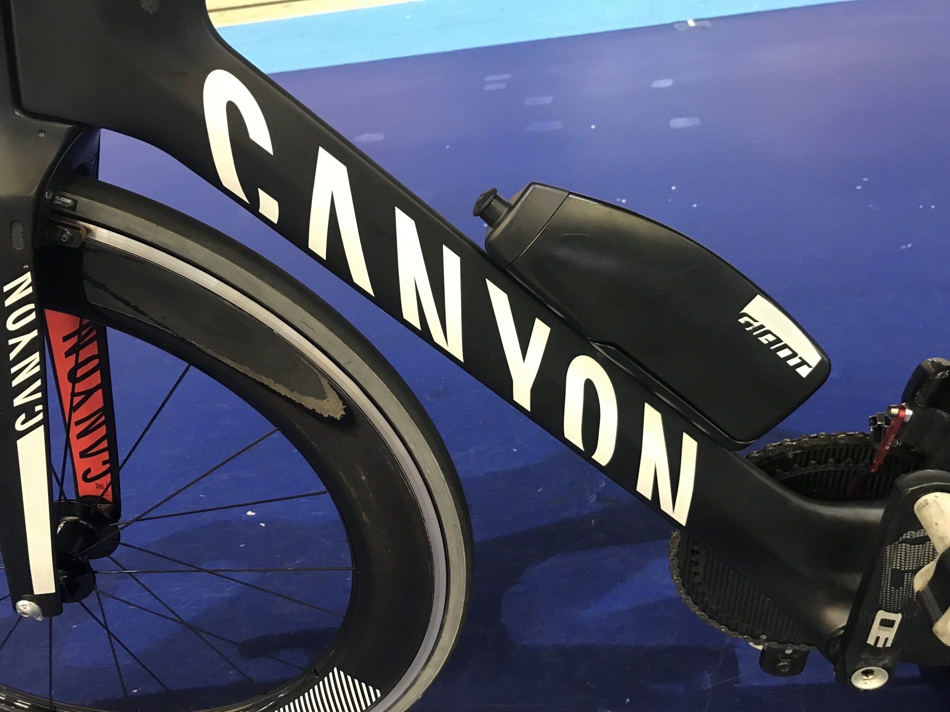 下管上的 Giant AeroVault 气动水壶。 Source: AeroCoach — Water bottle aero testing (2020).